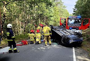 PRZYTOCZNICA: Kierujący dacią 74-latek dachował na łuku drogi-41744