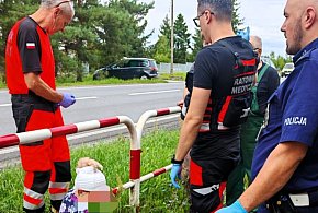 Policjanci jako pierwsi udzielili pomocy rowerzystkom-41760