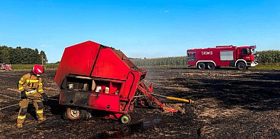 W Palatach spaliła się prasa, 60 arów ścierniska i 10 balotów słomy-41801