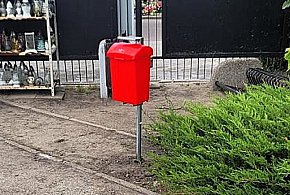 Widzisz taki pojemnik na cmentarzu. Oto, do czego służy-42486