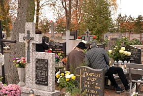 Savoir-vivre na 1 listopada. Jak się zachować podczas wizyty na cmentarzu?-42626