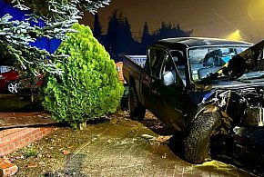 18-latek stracił panowanie i uderzył w ogrodzenie dwóch posesji-42698