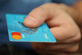 Fiskus skontroluje płatności kartą Polaków? Resort zabiera głos-42826