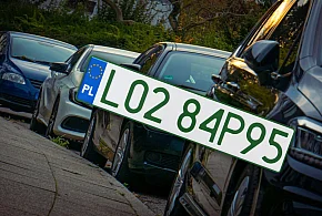 Tablice z zielonymi napisami na kolejnych autach. Nie chodzi o "elektryki"-43206