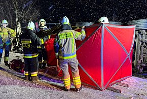 Samochód ciężarowy wpadł w poślizg i przewrócił się na bok-43267