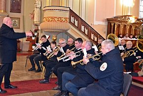 Koncert kolęd w wykonaniu Orkiestry Parafialnej w Mikstacie-43291
