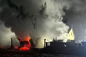 Pożar garażu i wiaty w Pisarzowicach, zagrożenie w markecie w Ostrzeszowie-43354