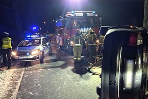 Kierujący Audi dachował po uderzeniu w drzewo.