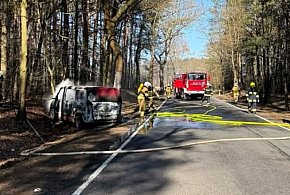 Kierowca doznał rozległych oparzeń ciała. Samochód spłonął