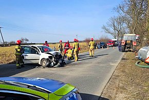 W Komorowie ciągnik rolniczy z naczepą zderzył się z Citroenem
