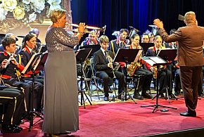 OSTRZESZÓW: Miejska Orkiestra Dęta zagrała dla wszystkich Pań