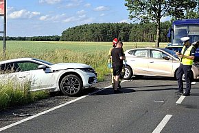 Czołowe zderzenie Seata z Audi w Bukownicy