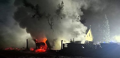 Pożar garażu i wiaty w Pisarzowicach, zagrożenie w markecie w Ostrzeszowie-43354