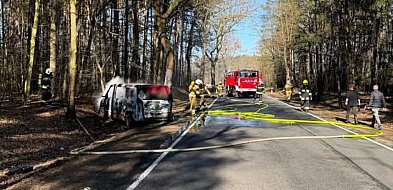 Kierowca doznał rozległych oparzeń ciała. Samochód spłonął