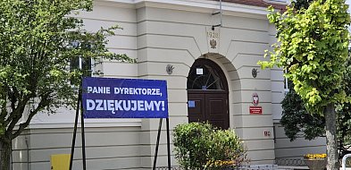 Nauczyciele SP Nr 2 żegnają swojego dyrektora, który przechodzi na emeryturę