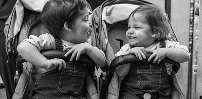 Na jakie elementy zwrócić uwagę przy porównywaniu popularnych wózków dziecięcych?