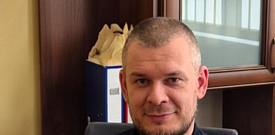 76-latka czołgała się po chodniku. Pomógł policjant