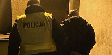 Włożył do kieszeni policjanta banknot. Został zatrzymany