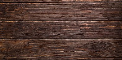 Naturalne stare drewno i deski na wymiar do spójnych aranżacji