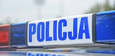 Uciekał przed policją, uderzył w drzewo, w aucie miał środki odurzające