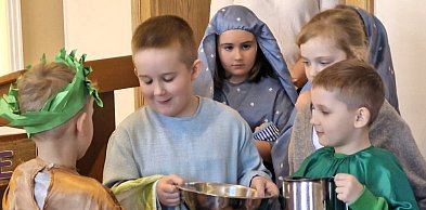 Droga Krzyżowa w salezjańskim przedszkolu w Grabowie nad Prosną