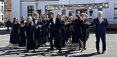 Tegoroczni maturzyści zatańczyli na ostrzeszowskim rynku poloneza!