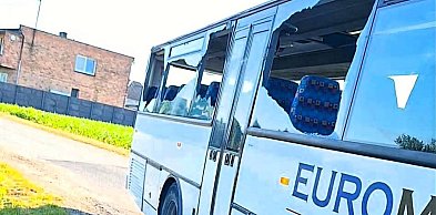 Autobus, którym jechali do szkoły miał powybijane szyby i urwane lusterko