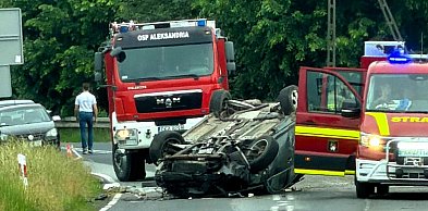 W sztok pijany 36-latek dachował Oplem na drodze. W aucie była broń