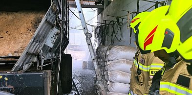 Dym nad zakładem produkcyjnym w Kuźnicy Grabowskiej
