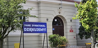 Nauczyciele SP Nr 2 żegnają swojego dyrektora, który przechodzi na emeryturę