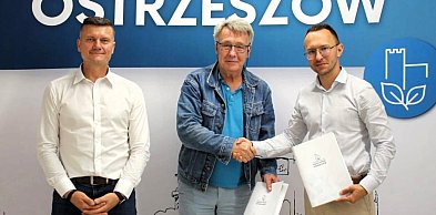 Umowy na budowę boisk wielofunkcyjnych w Rojowie i Szklarce Przyg. podpisane