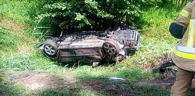 W Rybinie kierujący Saabem 18-latek dachował w rowie