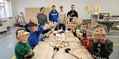 Przedszkolaki na warsztatach fryzjerskich i stolarskich w ZS Nr 1-42644