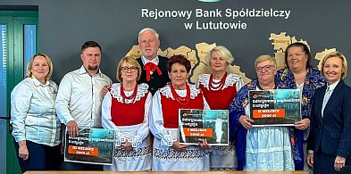 Czeki dla laureatów konkursu „Odkrywamy zapomniane”-42686