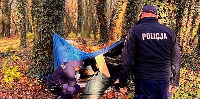 65-latek koczował w namiocie. Został przewieziony do szpitala-42743