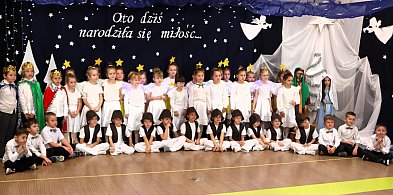 Dzieciaki z Przedszkola ,,Mali Odkrywcy’’ w Kraszewicach wystawiły jasełka-43131