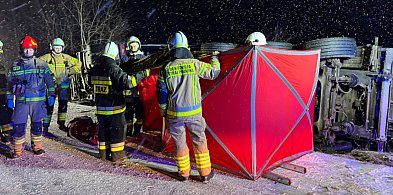 Samochód ciężarowy wpadł w poślizg i przewrócił się na bok-43267