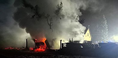 Pożar garażu i wiaty w Pisarzowicach, zagrożenie w markecie w Ostrzeszowie-43354