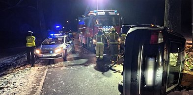 Kierujący Audi dachował po uderzeniu w drzewo.