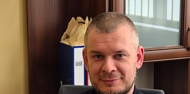 76-latka czołgała się po chodniku. Pomógł policjant