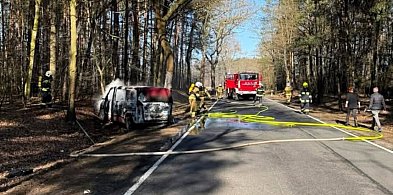 Kierowca doznał rozległych oparzeń ciała. Samochód spłonął