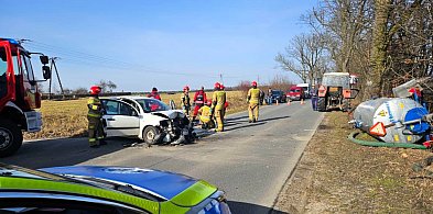 W Komorowie ciągnik rolniczy z naczepą zderzył się z Citroenem