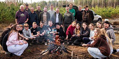 Uczniowie Szkoły Podstawowej w Czajkowie sadzili las