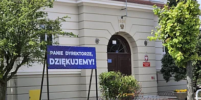 Nauczyciele SP Nr 2 żegnają swojego dyrektora, który przechodzi na emeryturę