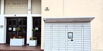 Przed budynkiem Starostwa w Ostrzeszowie stanął urzędomat