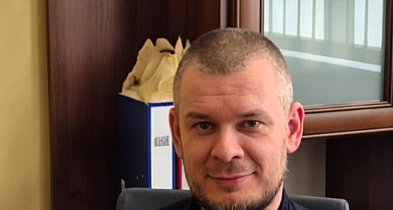 76-latka czołgała się po chodniku. Pomógł policjant