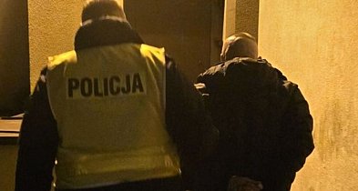 Włożył do kieszeni policjanta banknot. Został zatrzymany