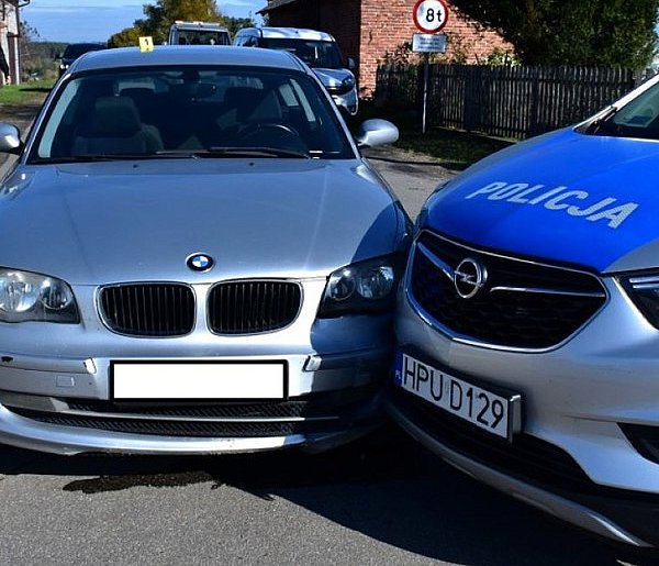 30-latek BMW uderzył w radiowóz-42540