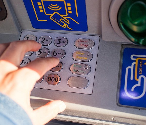 Z kont znikały pieniądze. Policja i bank badają ogólnopolski incydent-42564