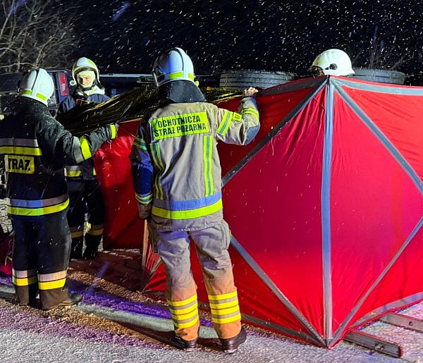Samochód ciężarowy wpadł w poślizg i przewrócił się na bok-43267